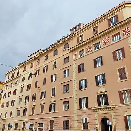 4bnb - Giant Giuliana Vatican Museum ローマ