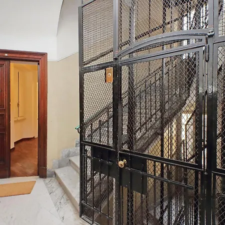 4bnb - Giant Giuliana Vatican Museum * ローマ