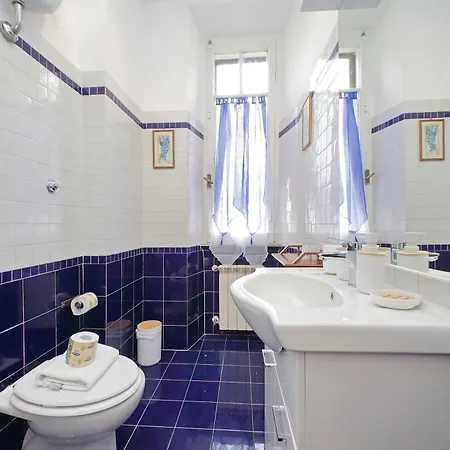 4bnb - Giant Giuliana Vatican Museum *