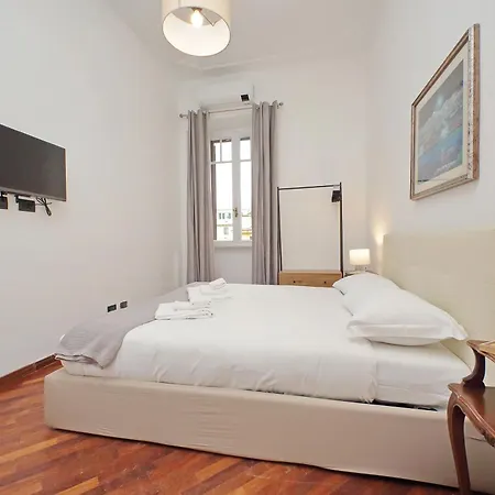 4bnb - Giant Giuliana Vatican Museum ローマ