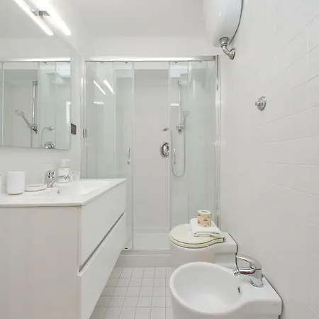 4bnb - Giant Giuliana Vatican Museum *