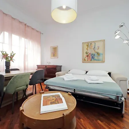 4bnb - Giant Giuliana Vatican Museum ローマ